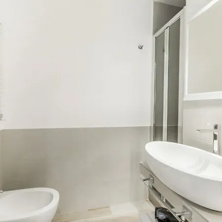 Heil 3 In Apartment *